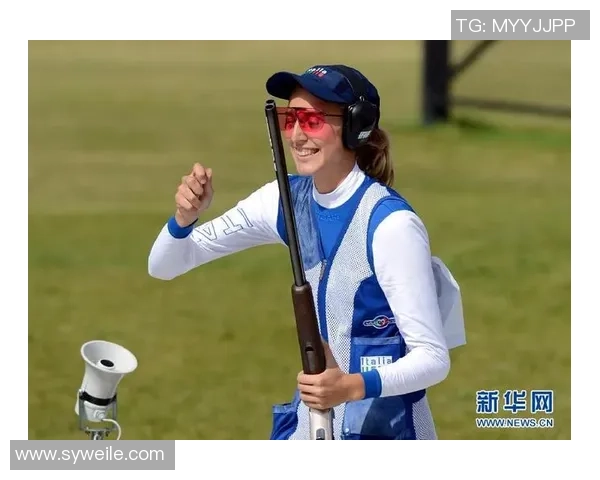 足球球星挑战极限技能踢飞碟 谁能精准打破飞碟世界纪录 足球球星挑战极限技能踢飞碟 谁能精准打破飞碟世界纪录